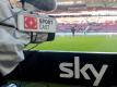 Eine Kamera von Sky/SportCast ist auf das Spielfeld gerichtet. Foto: Daniel Maurer