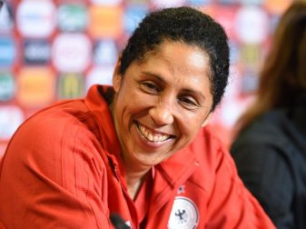 Bundestrainerin Steffi Jones fordert von ihrer Mannschaft Tore gegen Außenseiter Russland. Foto: Carmen Jaspersen Bundestrainerin Steffi Jones fordert von ihrer Mannschaft Tore gegen Außenseiter Russland. Foto: Carmen Jaspersen