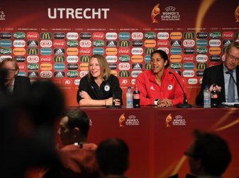 Kristin Demann und Bundestrainerin Steffi Jones sind überzeugt von einem Sieg gegen Russland. Foto: Carmen Jaspersen