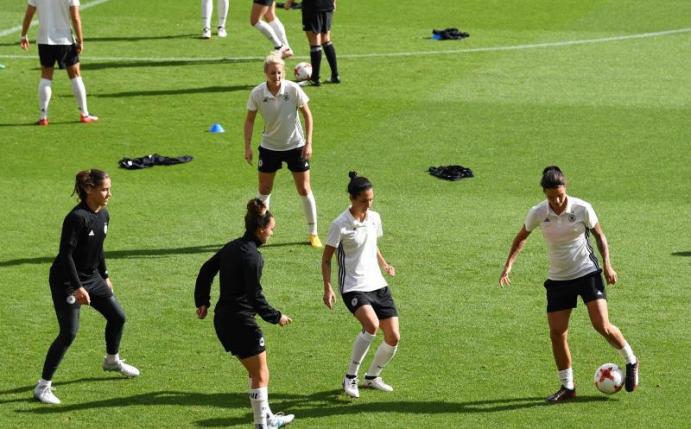 Die DFB-Frauen bereiten sich auf das Spiel gegen Russland vor. Foto: Carmen Jaspersen