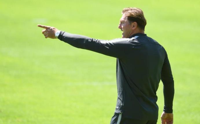 RB-Trainer Ralph Hasenhüttl wechselte im Test gegen Konyaspor einmal komplett durch. Foto: Andreas Gebert