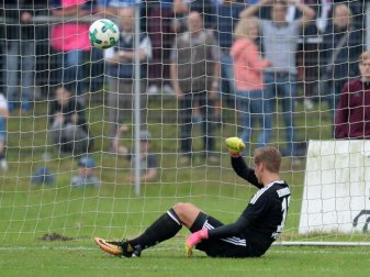 HSV-Torwart Julian Pollersbeck patzte erneut Foto: Daniel Bockwoldt HSV-Torwart Julian Pollersbeck patzte erneut Foto: Daniel Bockwoldt