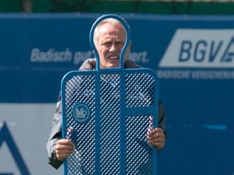 SC-Trainer Christian Streich plagen vor dem Hinspiel Verletzungssorgen. Foto: Patrick Seeger SC-Trainer Christian Streich plagen vor dem Hinspiel Verletzungssorgen. Foto: Patrick Seeger