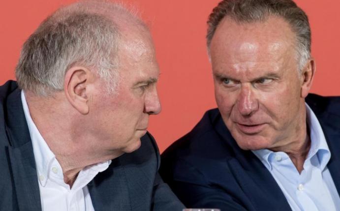 Uli Hoeneß (l) und Karl-Heinz Rummenigge stecken die Köpfe zusammen. Foto: Sven Hoppe