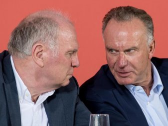 Uli Hoeneß (l) und Karl-Heinz Rummenigge stecken die Köpfe zusammen. Foto: Sven Hoppe Uli Hoeneß (l) und Karl-Heinz Rummenigge stecken die Köpfe zusammen. Foto: Sven Hoppe