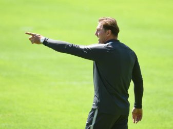 Trainer Ralph Hasenhüttl gibt während einer Trainingseinheit in Seefeld Anweisungen. Foto: Andreas Gebert