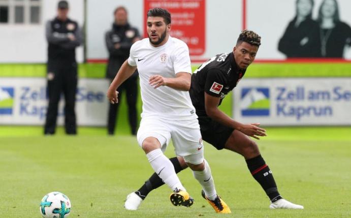 Antalyaspors Moestafa El Kabir (l) erzielte das 1:1 gegen Bayer Leverkusen. Foto: Tim Rehbein