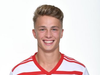 Hamburgs Stürmertalent Jann-Fiete Arp wird mit der goldenen Fritz-Walter-Medaille ausgezeichnet. Foto: Tim Groothuis/Witters GmbH Hamburgs Stürmertalent Jann-Fiete Arp wird mit der goldenen Fritz-Walter-Medaille ausgezeichnet. Foto: Tim Groothuis/Witters GmbH