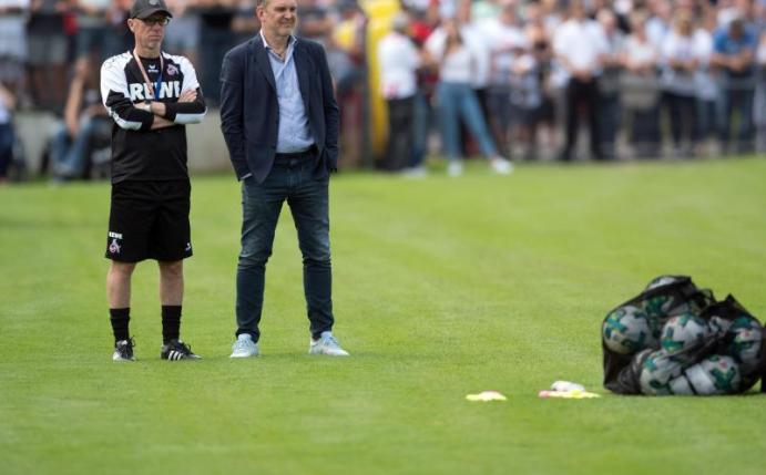 Die Mannschaft um Trainer Peter Stöger (l.) ist im Trainingslager in Kitzbühel Opfer eines Einbruchs geworden. Foto: Federico Gambarini