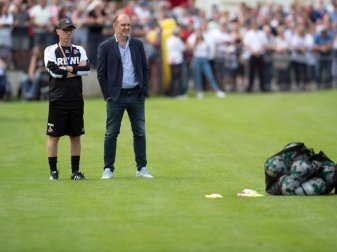 Die Mannschaft um Trainer Peter Stöger (l.) ist im Trainingslager in Kitzbühel Opfer eines Einbruchs geworden. Foto: Federico Gambarini Die Mannschaft um Trainer Peter Stöger (l.) ist im Trainingslager in Kitzbühel Opfer eines Einbruchs geworden. Foto: Federico Gambarini