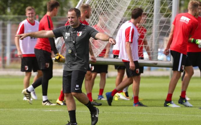 Augsburgs Trainer Manuel Baum streicht fünf Spieler für das Trainingslager in England. Foto: Karl-Josef Hildenbrand