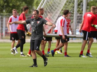Augsburgs Trainer Manuel Baum streicht fünf Spieler für das Trainingslager in England. Foto: Karl-Josef Hildenbrand Augsburgs Trainer Manuel Baum streicht fünf Spieler für das Trainingslager in England. Foto: Karl-Josef Hildenbrand
