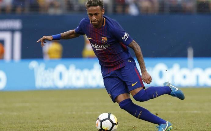 Der brasilianische Superstar Neymar vom FC Barcelona ist im Training mit Nélson Semedo aneinander geraten. Foto: Adam Hunger
