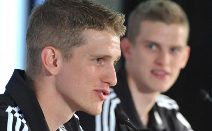 Die Zwillingsbrüder Lars (l) und Sven Bender stehen beide bei Bayer Leverkusen unter Vertrag. Foto: Andreas Gebert