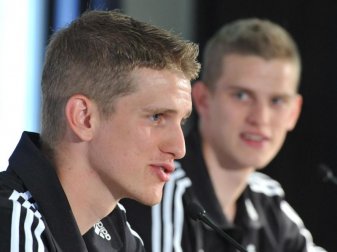 Die Zwillingsbrüder Lars (l) und Sven Bender stehen beide bei Bayer Leverkusen unter Vertrag. Foto: Andreas Gebert Die Zwillingsbrüder Lars (l) und Sven Bender stehen beide bei Bayer Leverkusen unter Vertrag. Foto: Andreas Gebert