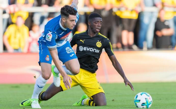 Dortmunds Ousmane Dembélé kämpft im Testspiel gegen Espanyol Barcelona mit Mario Hermoso (l) um den Ball. Foto: Guido Kirchner