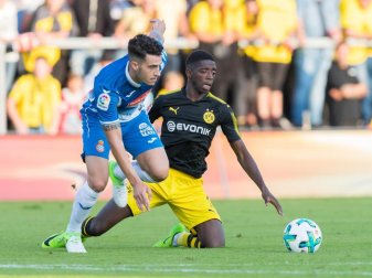 Dortmunds Ousmane Dembélé kämpft im Testspiel gegen Espanyol Barcelona mit Mario Hermoso (l) um den Ball. Foto: Guido Kirchner Dortmunds Ousmane Dembélé kämpft im Testspiel gegen Espanyol Barcelona mit Mario Hermoso (l) um den Ball. Foto: Guido Kirchner