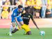 Dortmunds Ousmane Dembélé kämpft im Testspiel gegen Espanyol Barcelona mit Mario Hermoso (l) um den Ball. Foto: Guido Kirchner