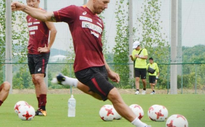 Lukas Podolski beim Training für sein erstes Spiel mit Vissel Kobe, bei dem er zwei Tore zum 3:1-Sieg beiträgt. Foto: kyodo