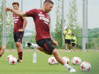 Lukas Podolski beim Training für sein erstes Spiel mit Vissel Kobe, bei dem er zwei Tore zum 3:1-Sieg beiträgt. Foto: kyodo Lukas Podolski beim Training für sein erstes Spiel mit Vissel Kobe, bei dem er zwei Tore zum 3:1-Sieg beiträgt. Foto: kyodo