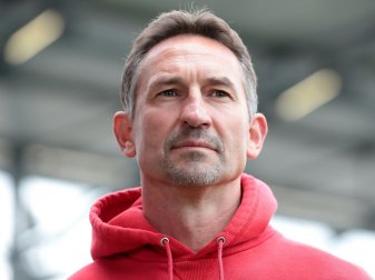 Regensburg-Coach Beierlorzer verlor beim Debüt Regensburg-Coach Beierlorzer verlor beim Debüt