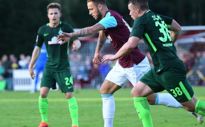Ex-Werder Spieler Marko Arnautovic (M.) erzielte für West Ham United einen Treffer gegen Werder Bremen. Foto: David Hecker