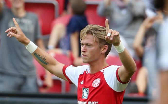 Der Mainzer Neuzugang Viktor Fischer jubelt nach seinem Treffer zum 2:1 gegen Newcastle United. Foto: Thomas Frey