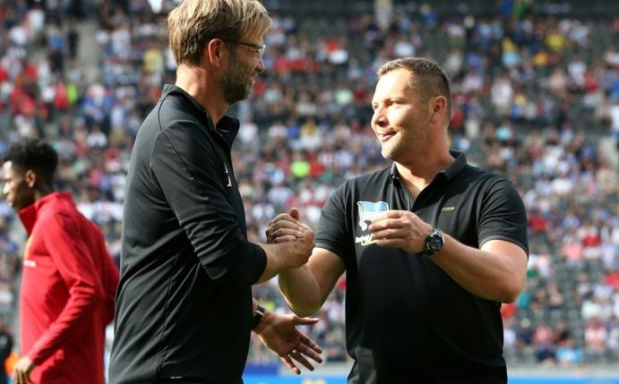 Jürgen Klopp begrüßt Trainerkollegen Pal Dardai