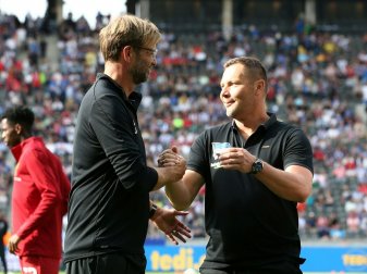 Jürgen Klopp begrüßt Trainerkollegen Pal Dardai Jürgen Klopp begrüßt Trainerkollegen Pal Dardai