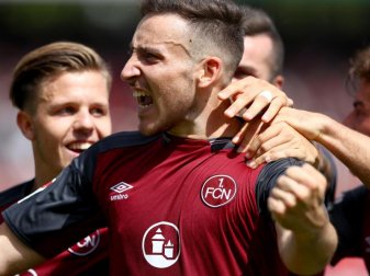 Der Nürnberger Kevin Möhwald (M) jubelt mit seinen Kollegen über seinen Treffer zum 3:0. Foto: Daniel Karmann