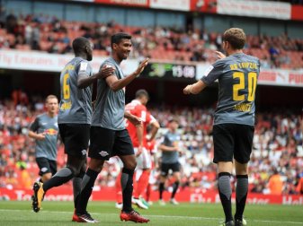 Marvin Compper (M) klatscht mit seinen Teamkollegen nach seinem Treffer gegen Benfica Lissabon ab. Foto: John Walton