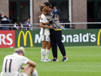 DFB-Trainerin Steffi Jones tröstet ihre Spielerinnen nach dem EM-Aus. Foto: Carmen Jaspersen