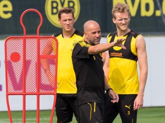 BVB-Trainer Peter Bosz erklärt André Schürrle (r) und Erik Durm seine Spiel-Philosophie. Foto: Guido Kirchner