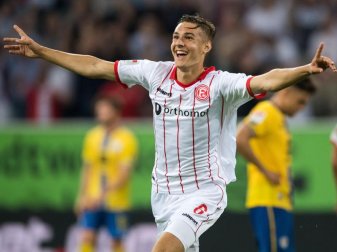 Düsseldorfs Florian Neuhaus jubelt nach seinem Treffer zum 2:2 Ausgleich. Foto: Marius Becker Düsseldorfs Florian Neuhaus jubelt nach seinem Treffer zum 2:2 Ausgleich. Foto: Marius Becker
