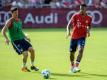 Bayerns Abwehrstar Jérôme Boateng (r) wird noch geschont. Foto: Matthias Balk