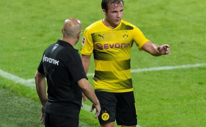 Da geht es lang: Mario Götze (r) und der neue BVB-Trainer Peter Bosz. Foto: Guido Kirchner