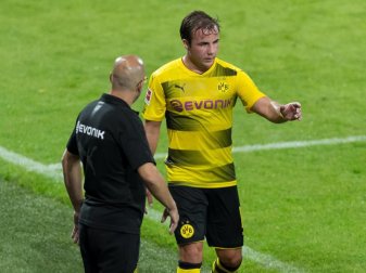 Da geht es lang: Mario Götze (r) und der neue BVB-Trainer Peter Bosz. Foto: Guido Kirchner Da geht es lang: Mario Götze (r) und der neue BVB-Trainer Peter Bosz. Foto: Guido Kirchner