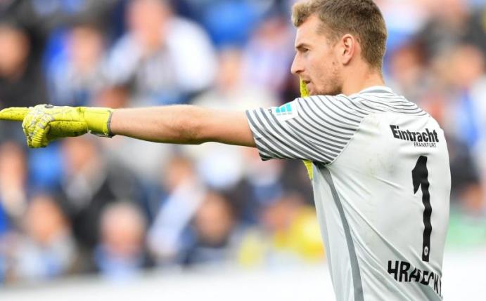 Führt der Weg von Eintracht-Keeper Lukas Hradecky nach Lissabon? Foto: Uwe Anspach