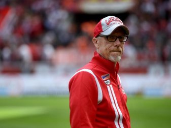 Peilt mit dem 1. FC Köln die Top Ten an: Trainer Peter Stöger. Foto: Jonas Güttler Peilt mit dem 1. FC Köln die Top Ten an: Trainer Peter Stöger. Foto: Jonas Güttler