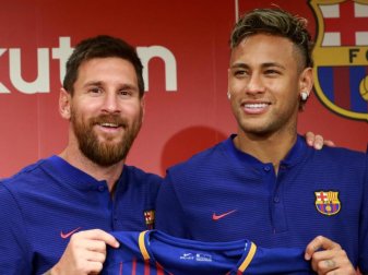 Lionel Messi (l) und im Juli in Tokio bei einer Präsentation mit dem Sponsor Rakuten. Foto: Eugene Hoshiko Lionel Messi (l) und im Juli in Tokio bei einer Präsentation mit dem Sponsor Rakuten. Foto: Eugene Hoshiko