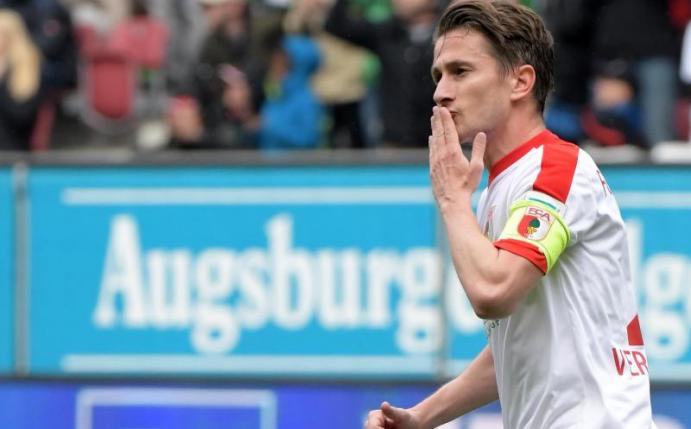FCA-Kapitän Paul Verhaegh steht beim VfL Wolfsburg auf der Wunschlist. Foto: Stefan Puchner