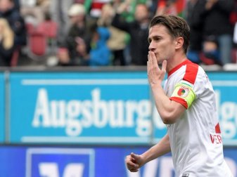 FCA-Kapitän Paul Verhaegh steht beim VfL Wolfsburg auf der Wunschlist. Foto: Stefan Puchner FCA-Kapitän Paul Verhaegh steht beim VfL Wolfsburg auf der Wunschlist. Foto: Stefan Puchner