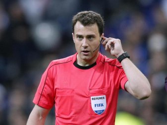 Felix Zwayer wird als erster Referee in Deutschland von einem Video-Assistenten unterstützt werden Foto: Christophe Ena Felix Zwayer wird als erster Referee in Deutschland von einem Video-Assistenten unterstützt werden Foto: Christophe Ena