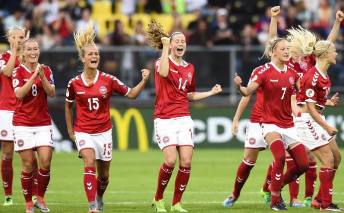 Die dänischen Spielerinnen gewinnen das Elfmeterschießen gegen Österreich. Foto: Ermindo Armino