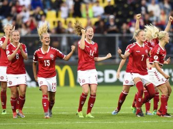 Die dänischen Spielerinnen gewinnen das Elfmeterschießen gegen Österreich. Foto: Ermindo Armino Die dänischen Spielerinnen gewinnen das Elfmeterschießen gegen Österreich. Foto: Ermindo Armino