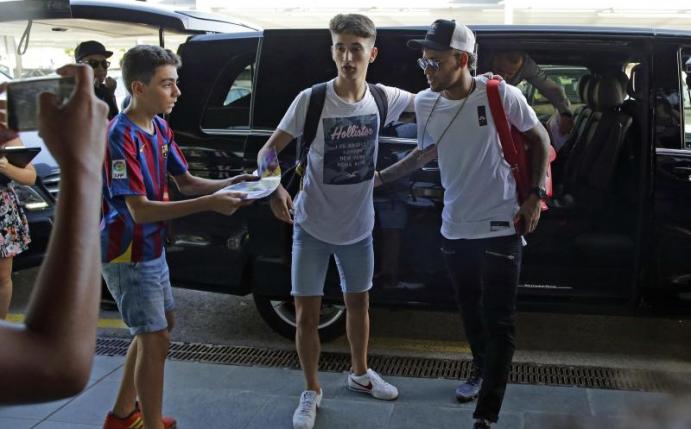 Neymar vor dem Abflug aus Barcelona. Foto: Manu Fernandez