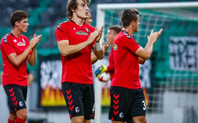 Freiburgs Spieler bedanken sich nach dem Europa-Aus bei ihren Fans. Foto: Anze Malovrh