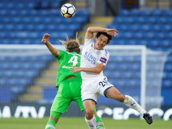 Leicesters Okazaki im Duell mit Jannik Vestergaard Leicesters Okazaki im Duell mit Jannik Vestergaard