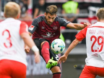 Nürnbergs Enrico Valentini (M) im Duell mit Alexander Nandzik (l) und Joshua Mees von Regensburg. Foto: Armin Weigel Nürnbergs Enrico Valentini (M) im Duell mit Alexander Nandzik (l) und Joshua Mees von Regensburg. Foto: Armin Weigel