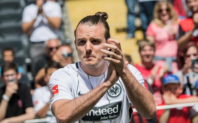 Frankfurts Kapitän Alexander Meier hofft im September ins Teamtraining einzusteigen. Foto: Andreas Arnold